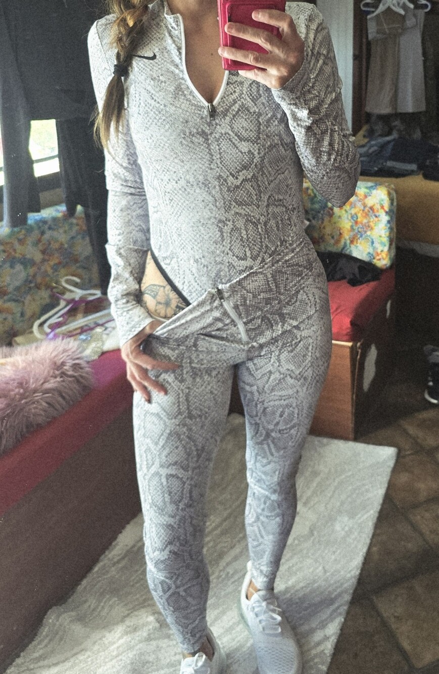Nike Women’s White Snake-Print Leggings and Long-Sleeve Zip Top Set - Picture 4 of 15